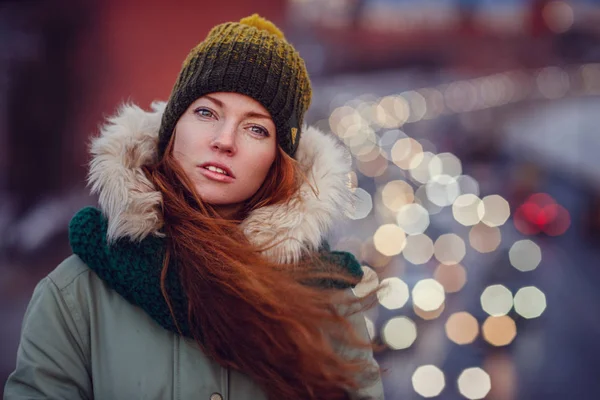 Felice Ragazza Gioiosa Cappotto Piedi Strada Una Fredda Sera Inverno — Foto Stock