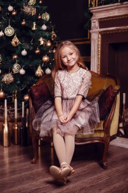 Mumlar ve hediyelerle köknar ağacı ve şömine önünde rahibeler. Yeni yıl arifesi. Noel arifesi. Köknar ağacında sıcak bir tatil Işıklar ve altın dekor ile.