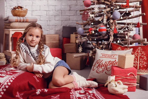 Girls sister friends hugging sitting at the Christmas tree, the concept of childhood, Christmas and New Year, on a light background — Stock Photo, Image