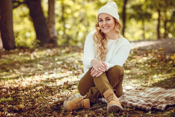 Schöne elegante Frau steht im Herbst in einem Park — Stockfoto