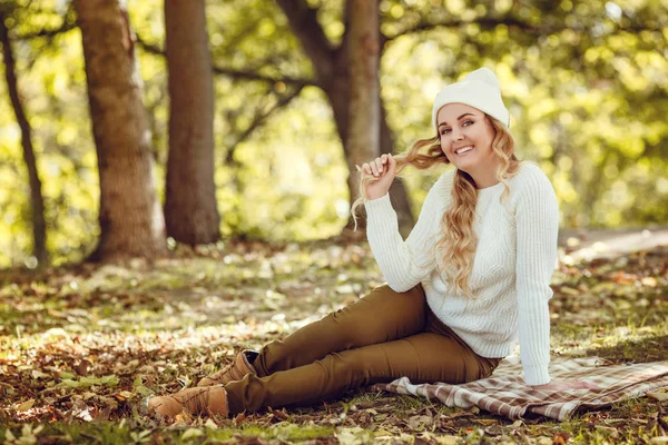 Schöne elegante Frau steht im Herbst in einem Park — Stockfoto