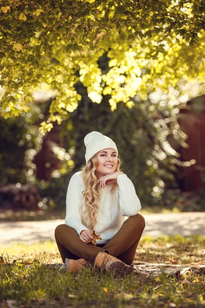 Schöne elegante Frau steht im Herbst in einem Park — Stockfoto