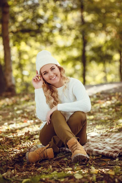 Mulher elegante bonita de pé em um parque no outono — Fotografia de Stock