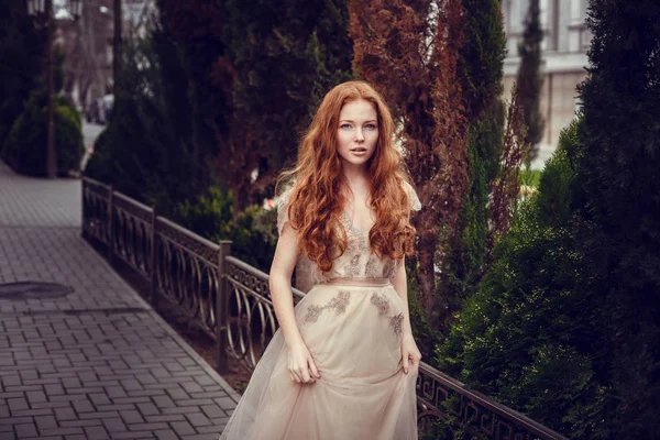 Jovem Feliz Bonita Com Cabelo Vermelho Apreciando Cheiro Jardim Primavera — Fotografia de Stock