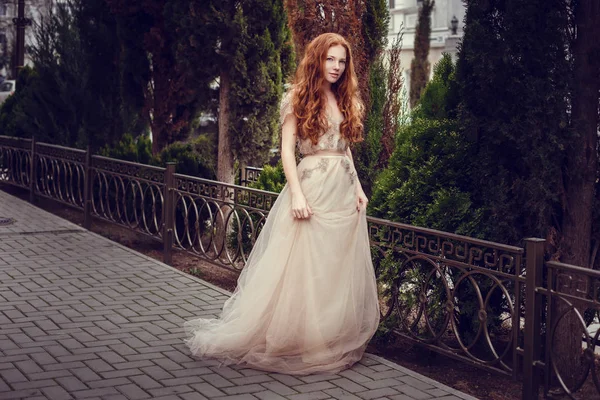 Bella Giovane Donna Felice Con Capelli Rossi Godendo Odore Giardino — Foto Stock