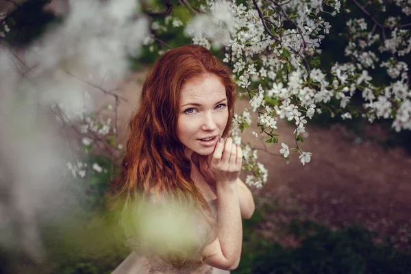 Hermosa Joven Feliz Con Pelo Rojo Disfrutando Del Olor Jardín —  Fotos de Stock