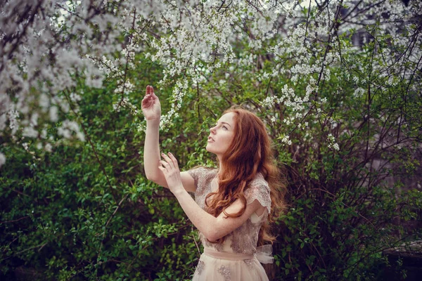 Hermosa Joven Feliz Con Pelo Rojo Disfrutando Del Olor Jardín — Foto de Stock