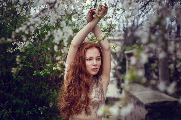 Jovem Feliz Bonita Com Cabelo Vermelho Apreciando Cheiro Jardim Primavera — Fotografia de Stock