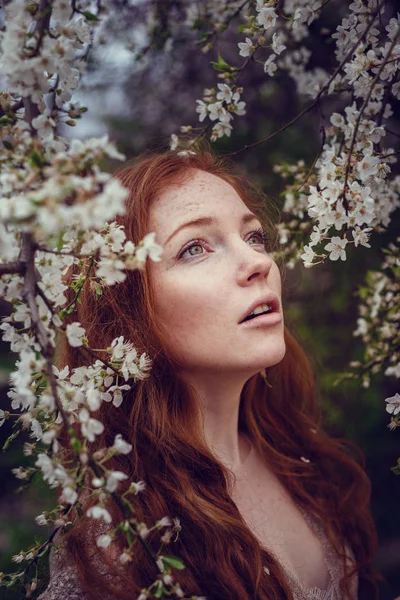 Krásná Šťastná Mladá Žena Rudými Vlasy Líbí Vůně Zahradě Kvetoucí — Stock fotografie