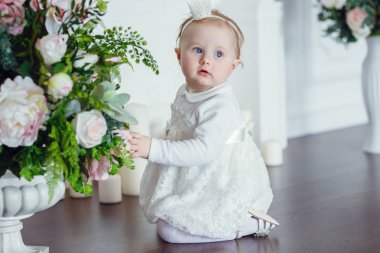 Sevgi dolu bir aile. Anne ve kızı oynuyorlar ve sarılıyorlar..