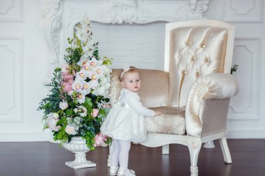 Sevgi dolu bir aile. Anne ve kızı oynuyorlar ve sarılıyorlar..