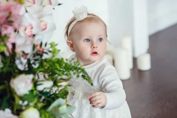 Felice famiglia amorevole. Madre e sua figlia bambina giocano e si abbracciano. — Foto Stock