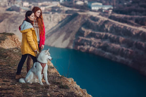 행복 한 여자와 야외 거친 개 — 스톡 사진