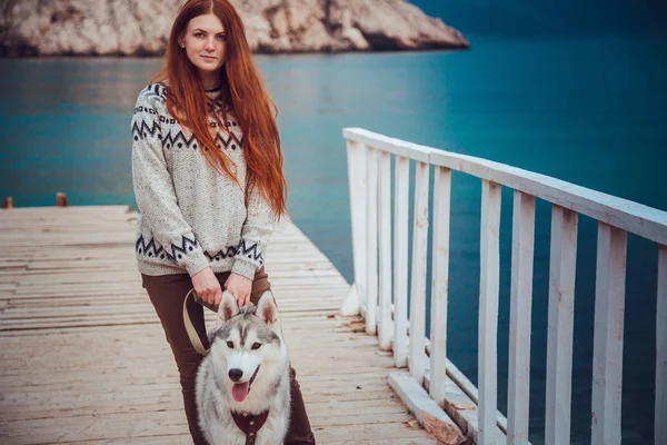 Il cane husky all'aperto con ragazze felici — Foto Stock