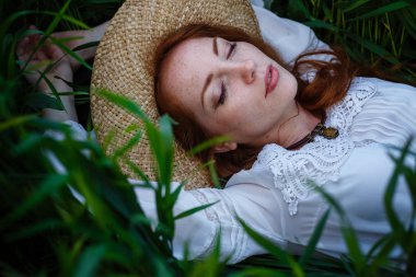 Yaz portre, hasır şapka günbatımı zaman sahada giyen güzel çilli genç kadın