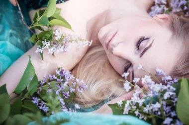 Prenses. Genç güzel kadın uzun akşam lüks içinde poz güzel bir gün güneşli yaz elbise. Vogue stil moda şehvetli portre