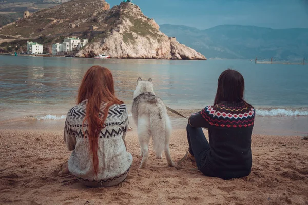 Dos hermosas chicas boho mirando al mar. Vista trasera — Foto de Stock