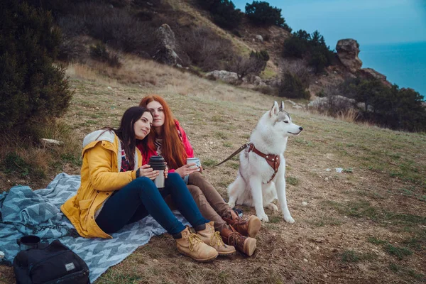 De husky hond buiten met gelukkig meisjes — Stockfoto