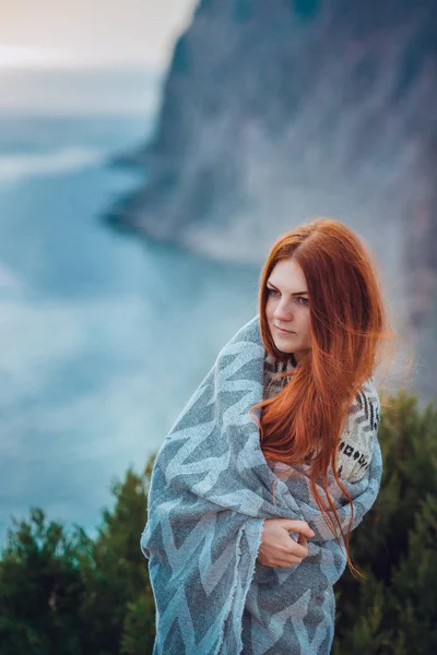 Hermosa Pelirroja Joven Con Pecas Disfrutando Belleza Naturaleza Caminando Por — Foto de Stock