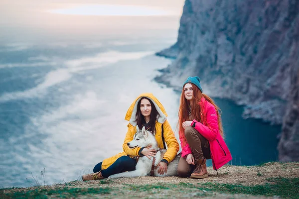 De husky hond buiten met gelukkig meisjes — Stockfoto