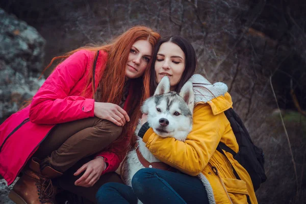 De husky hond buiten met gelukkig meisjes — Stockfoto