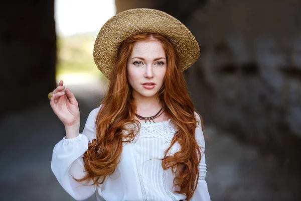 Nyári portré, szeplős gyönyörű fiatal nő szalma kalap viselése — Stock Fotó