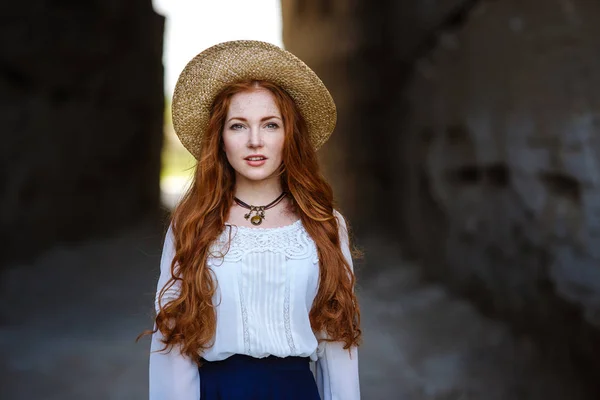 Sommerporträt, schöne sommersprossige junge Frau mit Strohhut — Stockfoto