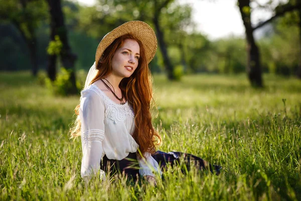 Yaz Portre Hasır Şapka Giyen Güzel Çilli Genç Kadın Bahar — Stok fotoğraf