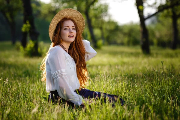 Summer Portrait Beautiful Freckled Young Woman Wearing Straw Hat Girl — Stock Photo, Image