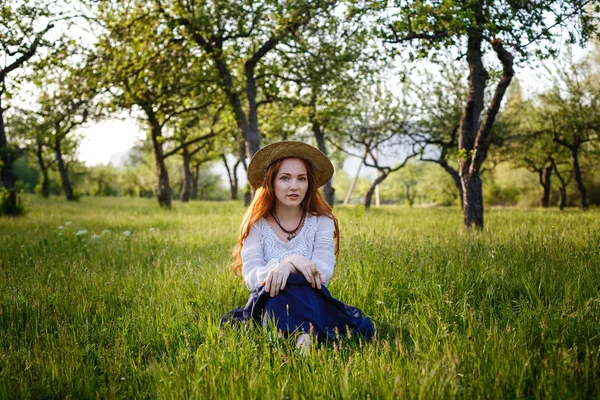 Yaz Portre Hasır Şapka Giyen Güzel Çilli Genç Kadın Bahar — Stok fotoğraf