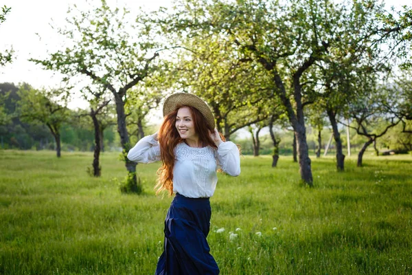 Summer Portrait Beautiful Freckled Young Woman Wearing Straw Hat Girl — Stock Photo, Image