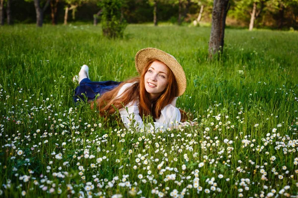 Retrato Verão Bela Jovem Sardenta Usando Chapéu Palha Menina Jardim — Fotografia de Stock