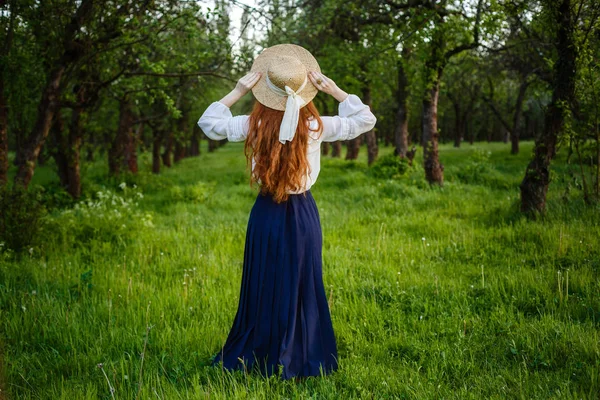 夏天的肖像 美丽的雀斑年轻女子戴草帽 女孩在春天苹果庭院 — 图库照片