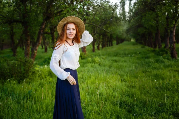 Sommerporträt Schöne Sommersprossige Junge Frau Mit Strohhut Mädchen Frühlingsapfelgarten — Stockfoto
