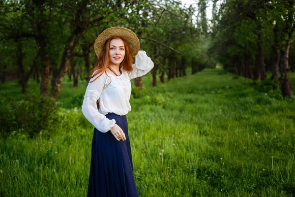 Summer Portrait Beautiful Freckled Young Woman Wearing Straw Hat Girl — Stock Photo, Image