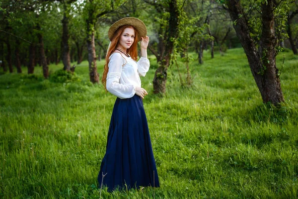 Retrato Verão Bela Jovem Sardenta Usando Chapéu Palha Menina Jardim — Fotografia de Stock