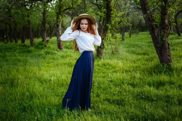 Sommerporträt Schöne Sommersprossige Junge Frau Mit Strohhut Mädchen Frühlingsapfelgarten — Stockfoto