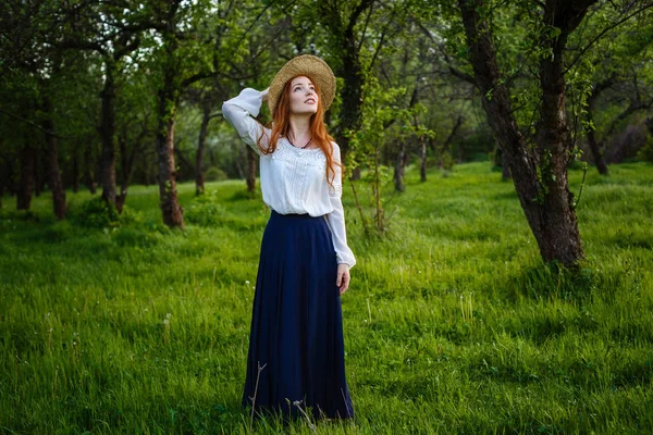 Retrato Verão Bela Jovem Sardenta Usando Chapéu Palha Menina Jardim — Fotografia de Stock