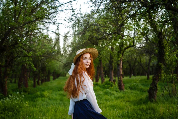 Retrato Verão Bela Jovem Sardenta Usando Chapéu Palha Menina Jardim — Fotografia de Stock