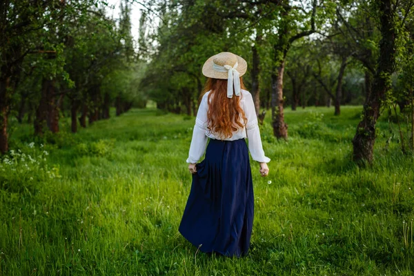 夏の肖像画 麦わら帽子を身に着けている美しいそばかす若い女性 春のリンゴ園の少女 — ストック写真