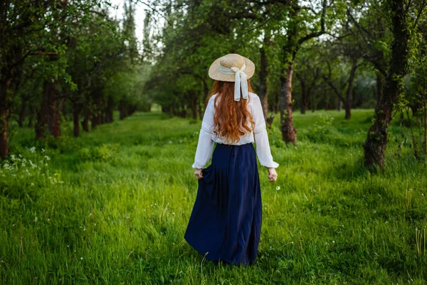 Retrato Verano Hermosa Mujer Joven Pecosa Con Sombrero Paja Chica — Foto de Stock