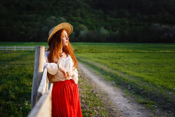 Retrato Verão Bela Jovem Sardenta Usando Chapéu Palha Pôr Sol — Fotografia de Stock