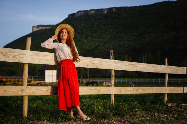 Portrait Été Belle Jeune Femme Aux Taches Rousseur Portant Chapeau — Photo