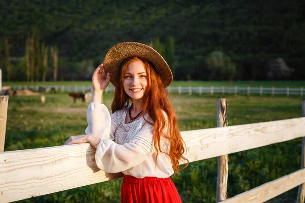 Καλοκαίρι Πορτρέτο Όμορφη Φακιδωμένος Νεαρή Γυναίκα Που Φοράει Ψάθινο Καπέλο — Φωτογραφία Αρχείου