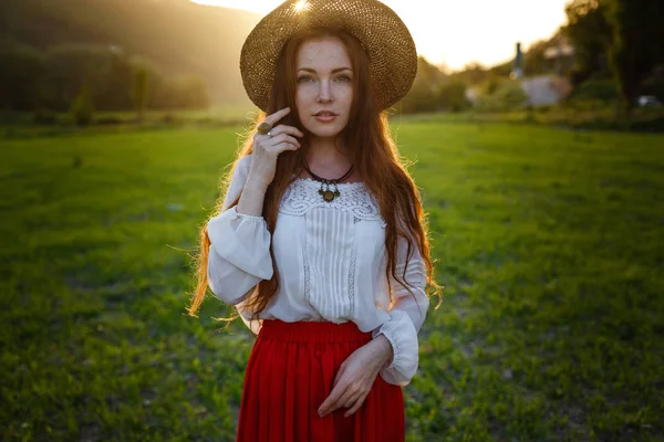 Portret Vară Frumoasă Femeie Tânără Pistrui Purtând Pălărie Paie Apusul — Fotografie, imagine de stoc