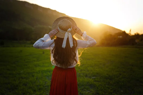 Retrato Verão Bela Jovem Sardenta Usando Chapéu Palha Pôr Sol — Fotografia de Stock