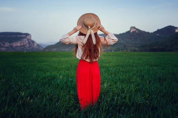夏の肖像画 麦わら帽子身に着けている日没時フィールドのそばかす若い美人 — ストック写真