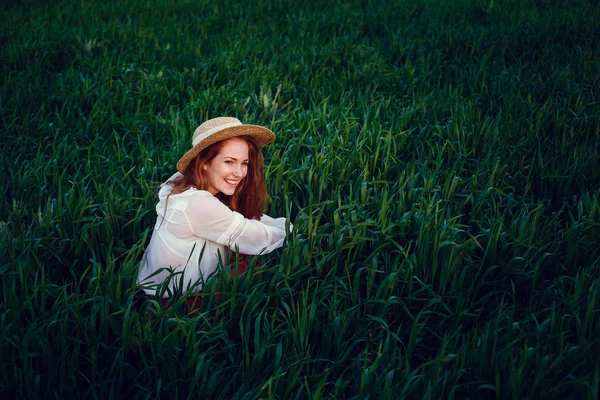 Portrait Été Belle Jeune Femme Aux Taches Rousseur Portant Chapeau — Photo