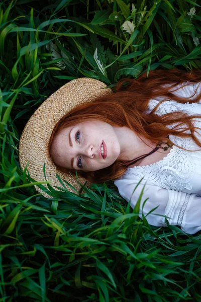 Retrato Verano Hermosa Mujer Joven Pecosa Con Sombrero Paja Atardecer — Foto de Stock