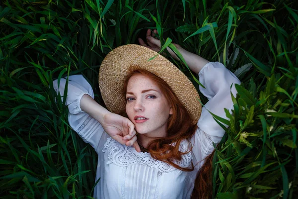 Summer Portrait Beautiful Freckled Young Woman Wearing Straw Hat Sunset — Stock Photo, Image